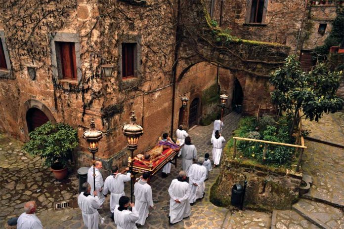 Processione del venerdì santo nei borghi italiani